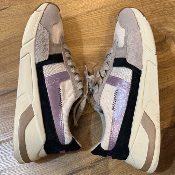 Gola Women’s Sneakers in Beige and Navy - Picture 6 of 10